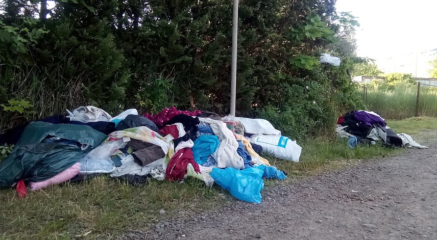 Bild: Diese Stoffberge, die noch gut verwertbare Kleidungsst&uuml;cke enthalten, w&auml;ren anderweitig besser aufgehoben.