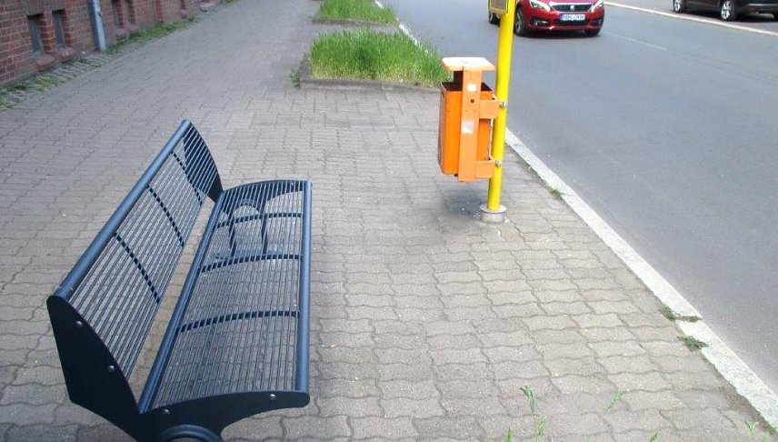 Bild: Neue Sitzbank in der Hersser&ouml;der Stra&szlig;e
