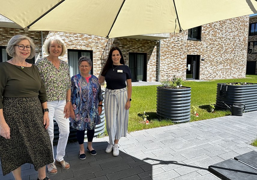 Bild: v.l.: Renate V&ouml;lker (Vorstandsmitglied), Karin Fernschild (Vorstandsvorsitzende) und Heidemarie Schieke (Vorstandsmitglied) � alle Hospizverein Nordhausen e.V. und Christin Delert, Pflegedienstleitung Hospiz Am Stadtpark freuen sich &uuml;ber die drei neuen Hochbeete im Hospiz Am Stadtpark