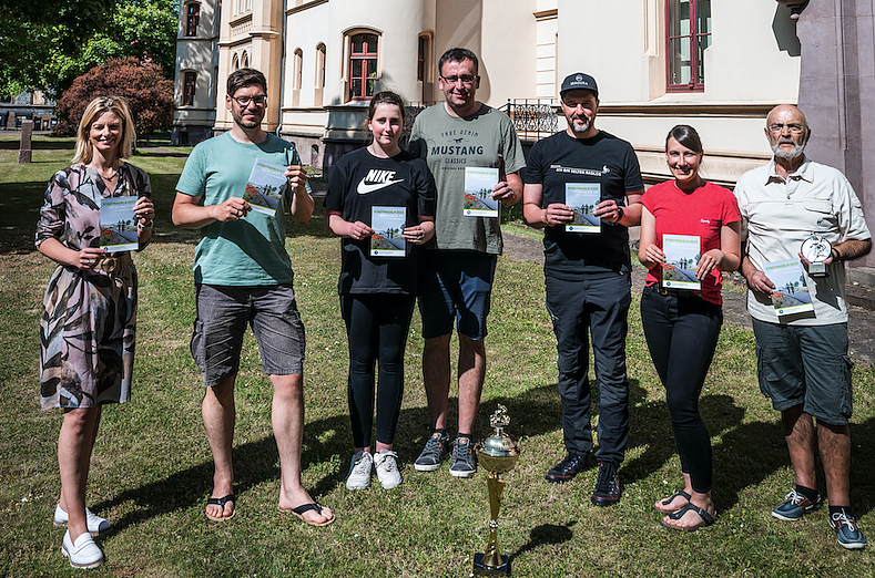 Bild: v.l.: Alexandra Rieger (B&uuml;rgermeisterin Stadt Nordhausen), Christian Schelauske (Landratsamt Nordhausen) und die siegreichen Auebiker des Stadtradelns 2022