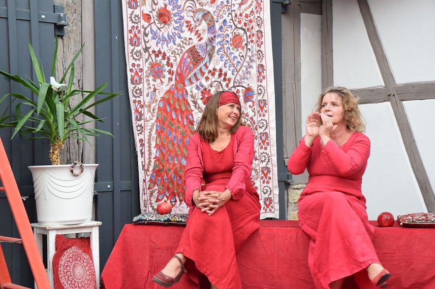 Bild: Das Duo "FabulaDrama", bestehend aus Sabine Kolbe und Kerstin Otto, ist wieder im Landkreis zu Gast