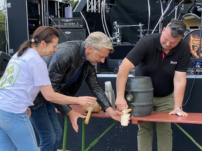Bild: Fassbieranstich beim Arre&eacute;fest