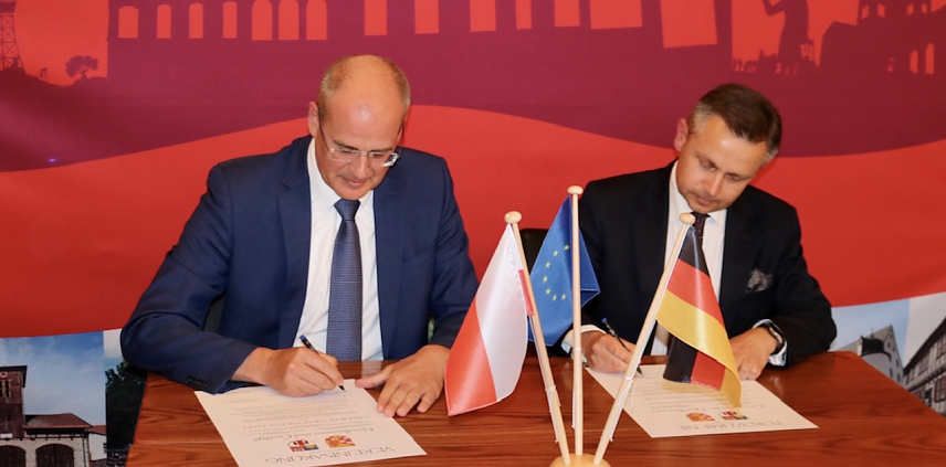Bild: Im Landratsamt unterzeichneten heute Landrat Matthias Jendricke und sein polnischer Amtskollege aus dem Kreis Gostyn, Robert Marcinowski einen Partnerschaftsvertrag f&uuml;r die beiden Regionen