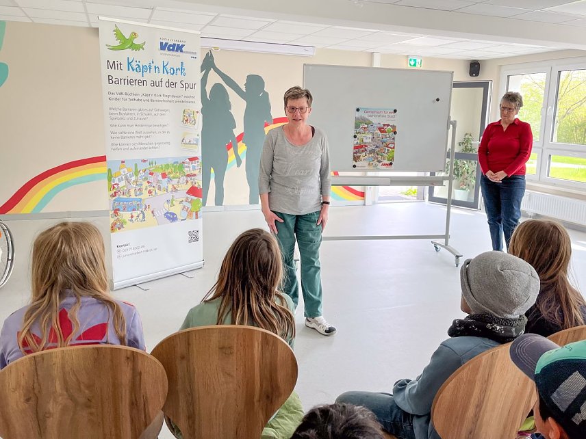 Bild: Heike Maltritz und Birgitt Korte erz&auml;hlen Kindern ihre pers&ouml;nlichen Geschichten