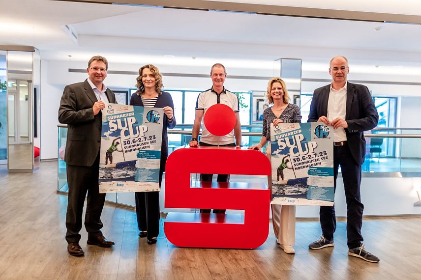 Bild: Breite Unterst&uuml;tzung f&uuml;r das Wasser-Event - v.l.: Sparkassenchef Thomas Seeber, EVN Gesch&auml;ftsf&uuml;hrerin Jana Z&ouml;ller, Andreas Meyer von der LK Sportmarketing, B&uuml;rgermeisterin Rieger und Landrat Jendricke