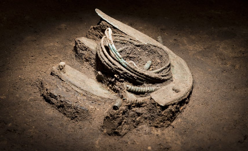 Bild: Ein sp&auml;tbronzezeitlicher Hortfund von Gro&szlig;engottern, Unstrut-Hainich-Kreis, w&auml;hrend der Freilegung