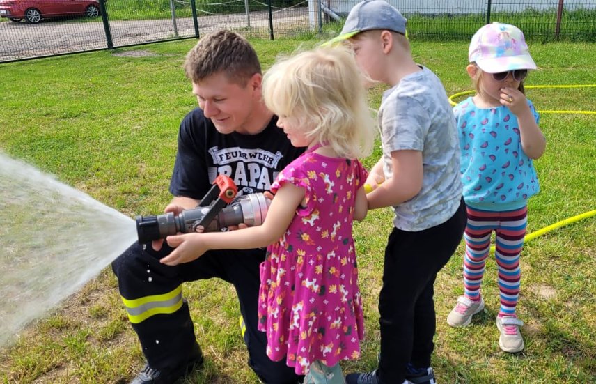 Bild: Die Feuerwehr fand im M&auml;rchenland begeisterte Kinder