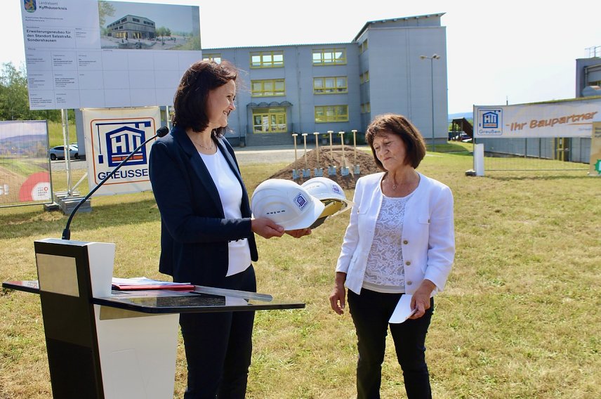 Bild: Symbolische &Uuml;bergabe zweier Bauhelme von Landr&auml;tin Antje Hochwind-Schneider (li.) an die Schulleiterin des SBZ Frau Carmen Lederer