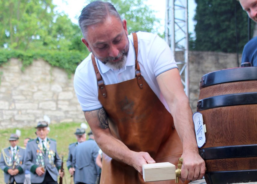 Bild: Fassanstich ist beim Brunnenfest Chefsache: Matthias Reinz bei der Arbeit