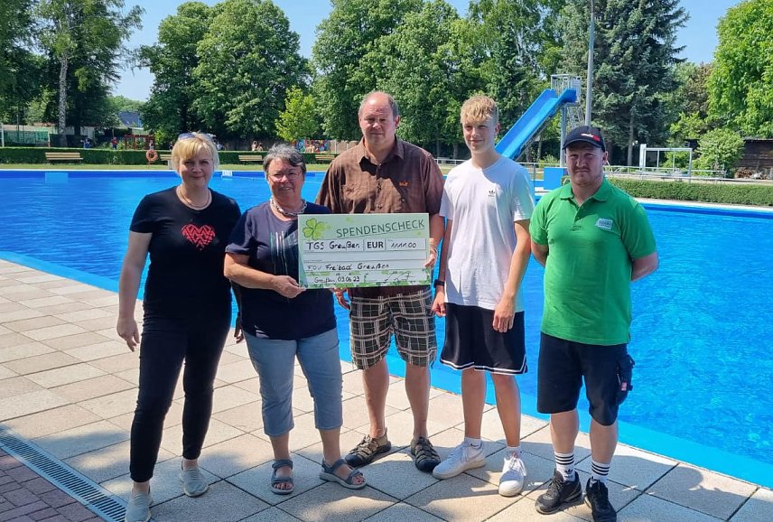 Bild: Spende f&uuml;r das Greu&szlig;ener Freibad