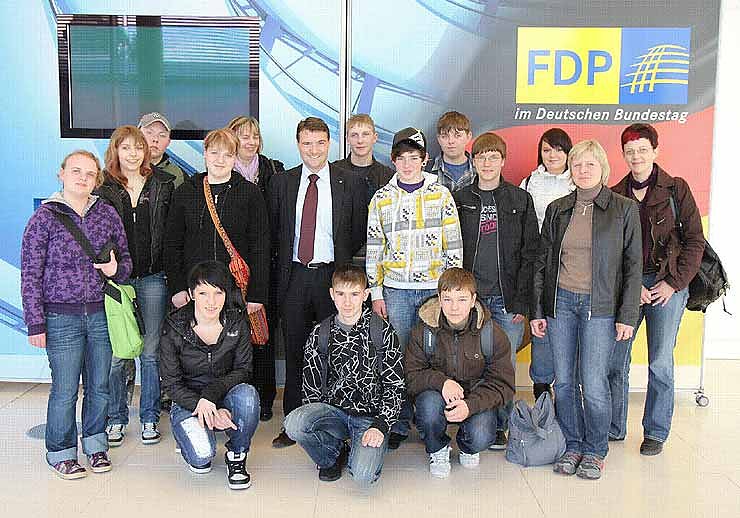 Bild: MdB Kurth mit Schulklasse