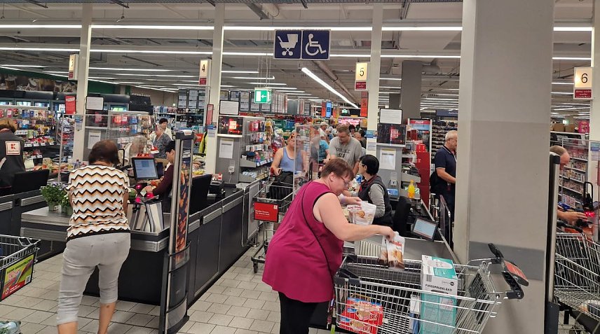 Bild: Lange Schlangen an den Kassen bei eingeschr&auml;nktem Betrieb 