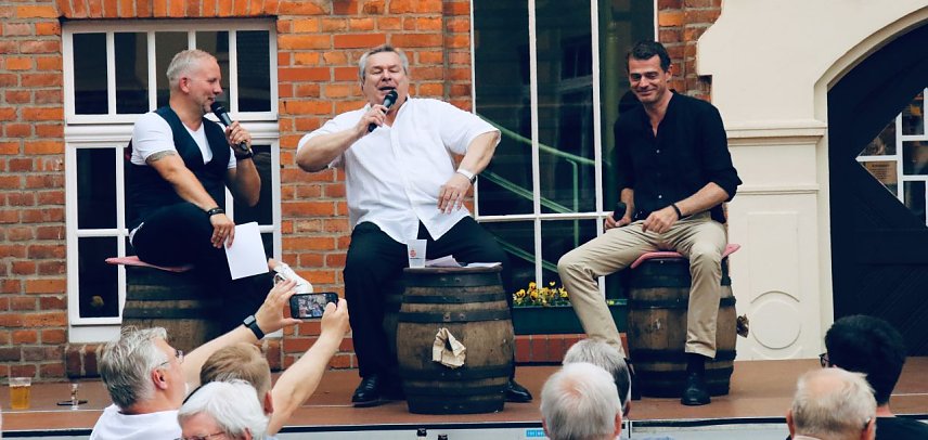 Bild: Hier bin ich Mensch, hier kann ich sein: Marc Neblung, Sportreporter-Legende Waldemar Hartmann und CDU-Mann Mike Mohring sprachen in der Traditionbrennerei &uuml;ber Fu&szlig;ball und Gesellschaft 