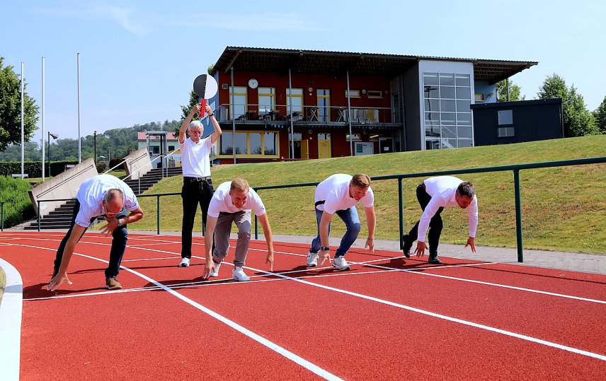 Bild: Thomas Rehbein, Ortsteilb&uuml;rgermeister von Worbis, Pierre K&ouml;hler von der Firma Polytan, Andreas A. Ebert, Gesch&auml;ftsf&uuml;hrer der Sport- und Freizeit GmbH und Stadtb&uuml;rgermeister Christian Zwingmann wurden von Gerd Senitz (hinten) zum Testen auf die neue Strecke geschickt. (v.l.n.r.)