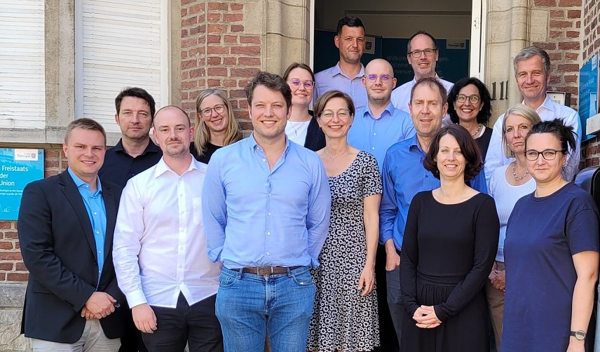 Bild: Gruppenfoto aller Delegationsteilnehmer(innen) vor der Landesvertretung des Freistaats Th&uuml;ringen bei der Europ&auml;ischen Union