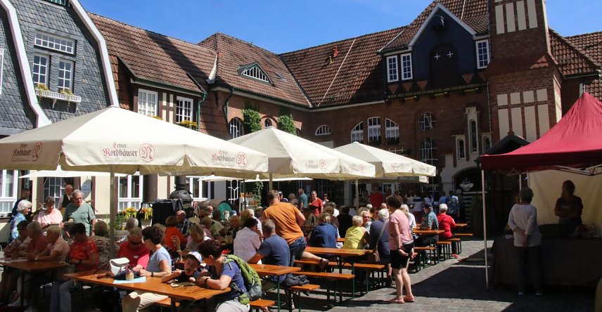 Bild: Hof- und Genussmarkt in der Traditionsbrennerei