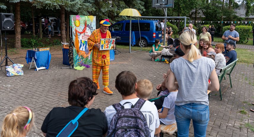 Bild: Viel Spa&szlig; mit Clown und anderen Attraktionen beim gestrigen Fest