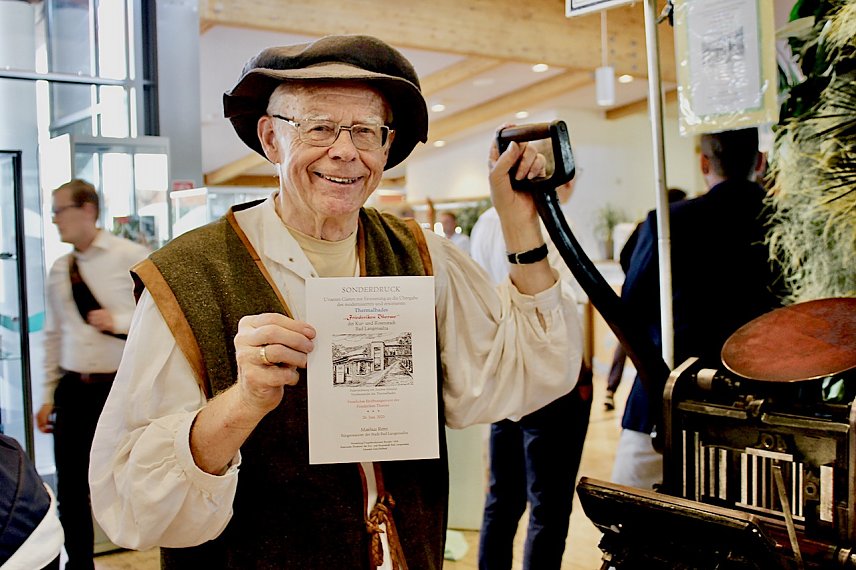 Bild: Manfred Lippert druckte f&uuml;r die Neuer&ouml;ffnung der Friederiken Therme, mit seiner historischen Druckmaschine, einen Sonderdruck f&uuml;r die G&auml;ste
