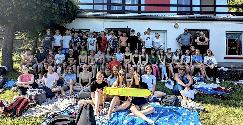 Bild: Gemeinsam Leben retten: Die Sch&uuml;ler der Franzberg-Regelschule mit Lehrerin Carolin &Ouml;zbek (2. Reihe von hinten, 8. v. r.), Bergbadchefin Mandy G&ouml;ssel (2. Reihe von vorn, rechts) und B&uuml;rgermeister Steffen Grimm (hinten 3.v.re.).