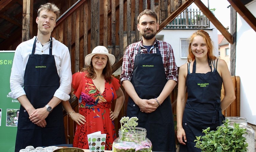 Bild: Christine Rauch mit ihrem Team "Wildrausch" im Garten des Apothekenmuseums in Bad Langensalza