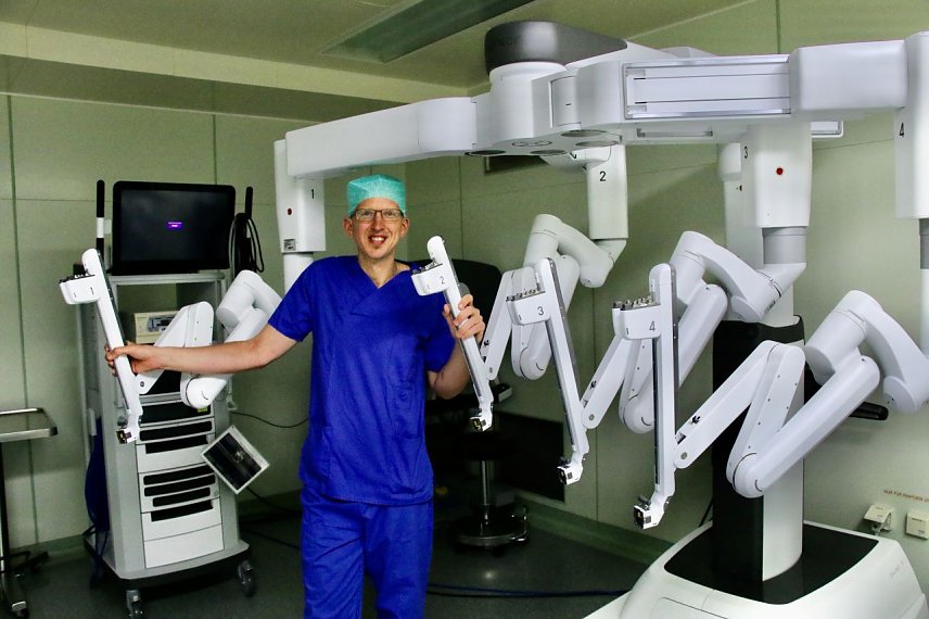 Bild: Dr. Torben Glatz erkl&auml;rt, was mit Kollege Roboter alles m&ouml;glich ist