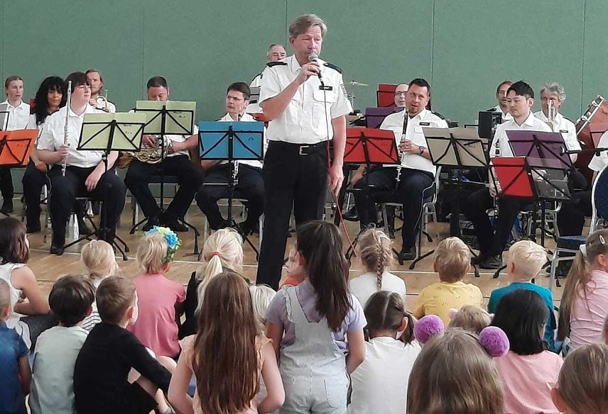 Bild: Th&uuml;ringer Polizeiorchester zu Gast in der Grundschule "Albert Kuntz" Nordhausen-Salza
