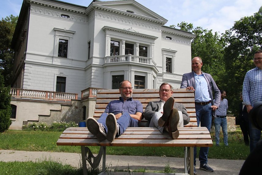 Bild: Der Vorsitzende der B&uuml;rgerstiftung Park Hohenrode, Tom Landsiedel, erl&auml;uterte Ministerpr&auml;sident Ramelow, was sich im Park getan hat und wo der Schuh noch dr&uuml;ckt