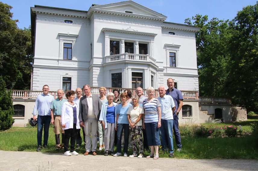 Bild: Vereinsmitglieder im Vordergrund: ein Gruppenfoto ist f&uuml;r jede Station der Sommertour obligatorisch