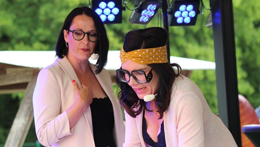 Bild: Julia Riese und Anja H&auml;&szlig;ler er&ouml;ffneten den Abend mit einem Sketch aus dem B&uuml;roleben im fr&uuml;hen dritten Jahrtausend 