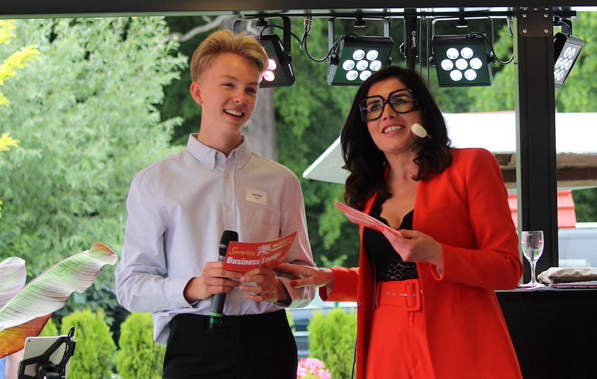 Bild: Der 16-j&auml;hrige Josef wei&szlig; schon genau, was er will. Anja H&auml;&szlig;ler ist begeistert.