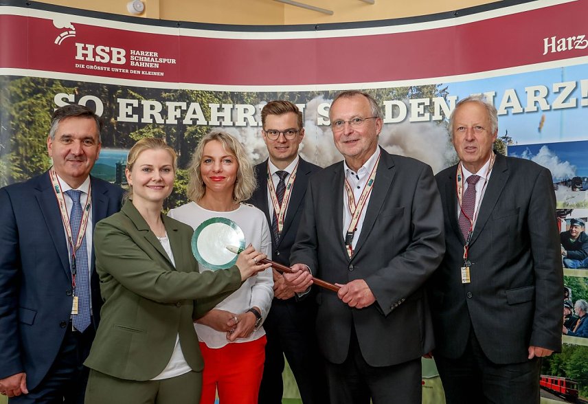 Bild: Jubil&auml;um und Wechsel an der Unternehmensspitze v.l.: Thomas Balcerowski Aufsichtsratsvorsitzender und Landrat des Landkreises Harz; die neue Gesch&auml;ftsf&uuml;hrerin Katrin M&uuml;ller; Ministerin Susanna Karawanskij; Staatssekret&auml;r Sven Haller; der scheidende Chef Matthias Wagener und der Ehrenvorsitzende Dr. Michael Ermrich 