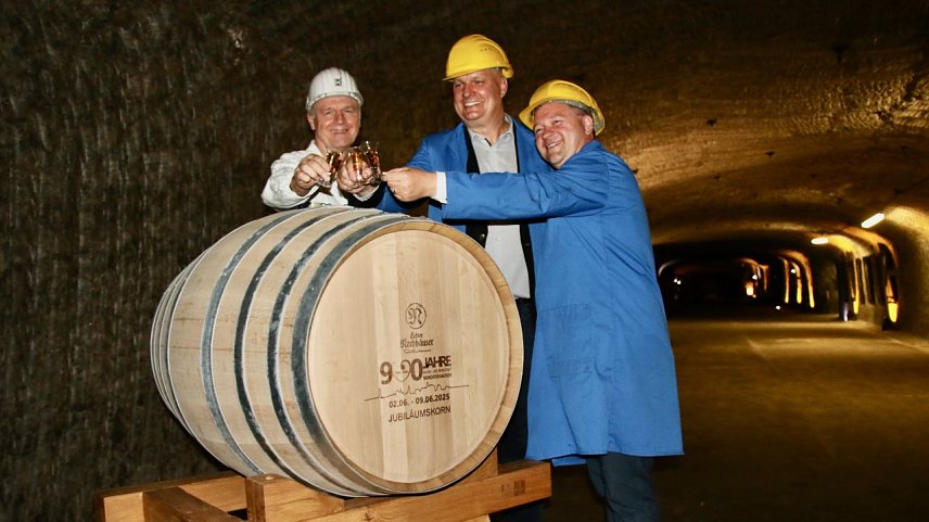 Bild: Gl&uuml;ckauf und Prost: v.l. GSES Chef Johann-Christian Schmiereck, B&uuml;rgermeister Steffen Grimm und Museumsleiter Thomas M&uuml;ller 