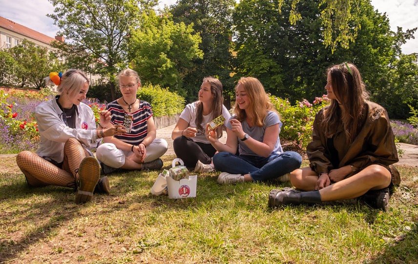 Bild: Studierende der Hochschule Nordhausen f&uuml;llen ehrenamtlich die zur Verf&uuml;gung gestellten Menstruationsartikel auf und unterst&uuml;tzen damit das Engagement der Hochschule f&uuml;r ein gleichberechtigtes Studium und Arbeitsumfeld.