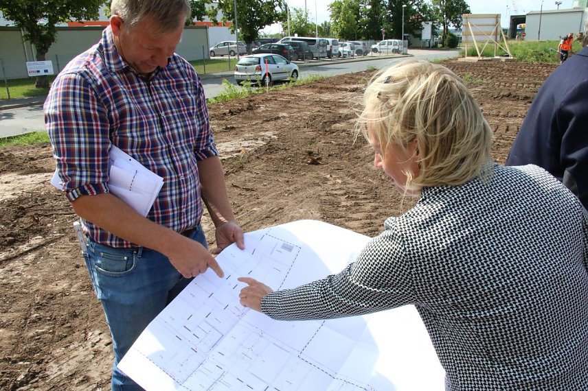 Bild: Die Pl&auml;ne sind gemacht - das fertige Geb&auml;ude soll an das W&auml;rmehaus der Stadtwerke gegen&uuml;ber des neuen Standortes mit angeschlossen werden