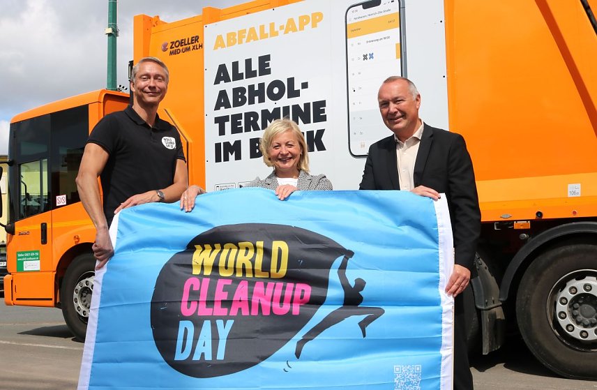 Bild: Holger Holland, Initiator des World Cleanup Days in Deutschland und EU Klimapakt-Botschafter &uuml;berreicht symbolisch die WCD-Fahne  Kathrin Materlik und Dirk Schimm