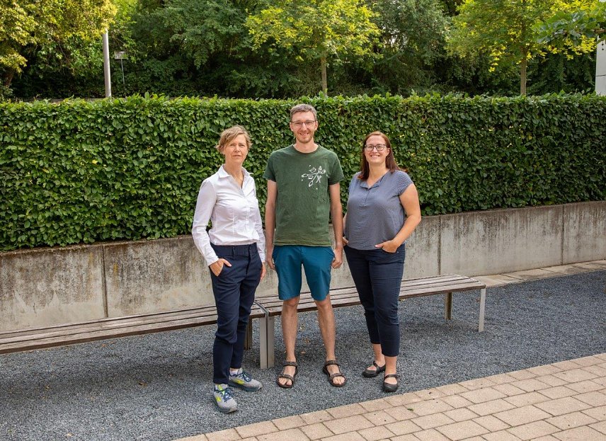 Bild: (v.l.) Studienberaterin Kerstin Kresel, der Studiendekan des Studiengangs Regenerative Energietechnik, Dr.-Ing. Pascal Leibbrandt, und die Referentin f&uuml;r Studium & Lehre, Kathleen Hahnemann, informieren interessierte Eltern &uuml;ber die Angebote der HSN