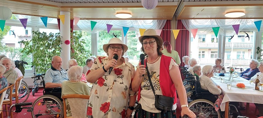 Bild: Minna und Uschi beim Sommerfest der AWO Seniorenresidenz Udo-Stiemerling-Haus" 