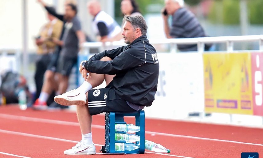 Bild: Noch schaut er nicht v&ouml;llig zufrieden aus: Preu&szlig;en-Coach Thomas Wirth beobachtet seine Jungs beim Testkick gegen Waltershausen