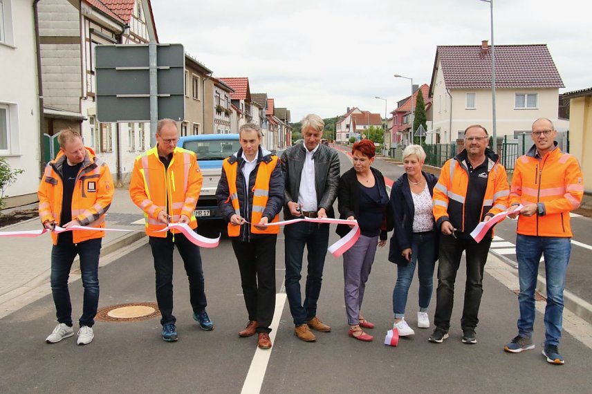 Bild: An der Gemeinschaftsbauma&szlig;nahme waren neben Gemeinde, Landesamt und Stra&szlig;enbauverwaltung auch der Abwasserzweckverband, der Trinkwasserverband und die Th&uuml;ringer Energienetze beteiligt