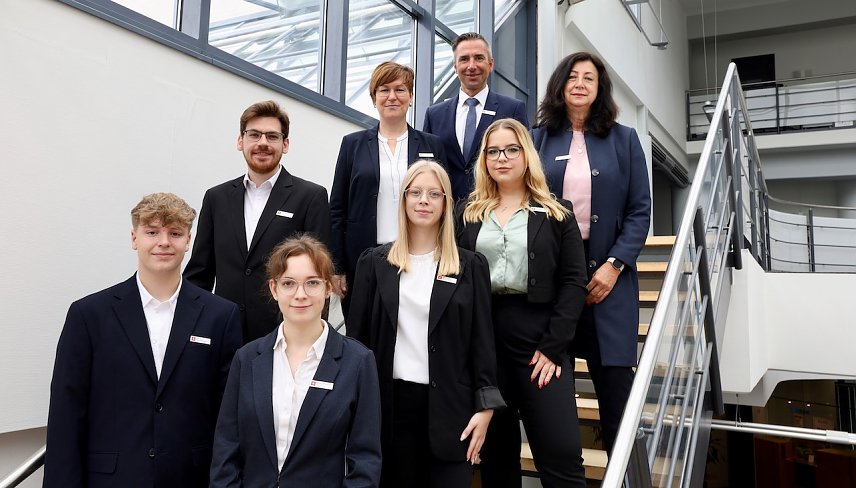 Bild: Erik Petri, Hanna Viktoria K&ouml;rner, Phillip Schlufter, Lenja P&ouml;hlitz, Sindy Ritzke (Vorstandsmitglied), Julia Wieduwilt, Ren&eacute; Leipnitz (Vorstandsvorsitzender), Heike Stegmann (Ausbildungsleiterin)
