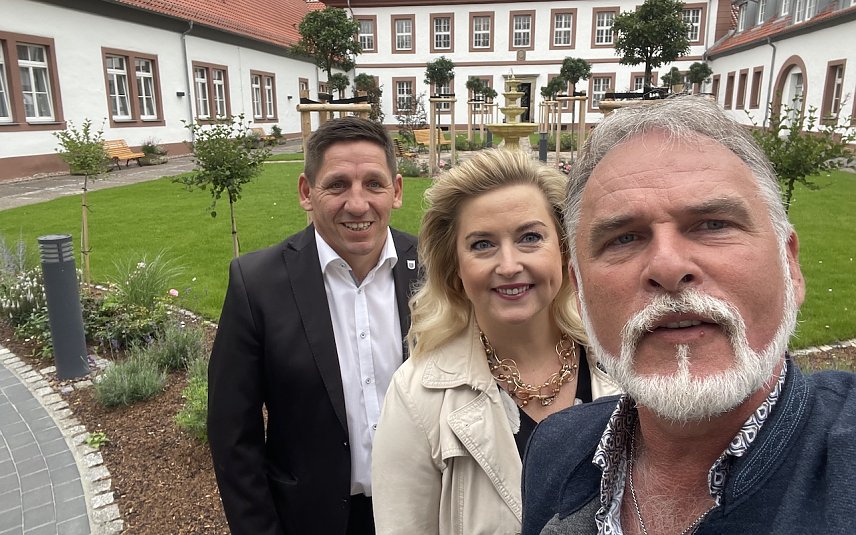 Bild: Landrat Zanker (r.) besucht den Kreis in seiner Sommertour