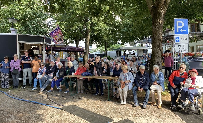 Bild: Auf den schattigen Pl&auml;tzen am Blasiikirchplatz tummelten sich die Nordh&auml;user Best Ager