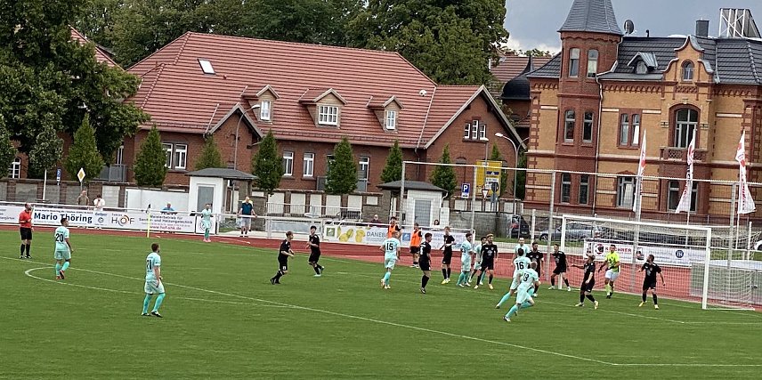 Bild: Auftaktniederlage der Preu&szlig;en (in mintgr&uuml;n) im heimischen Stadion der Freundschaft