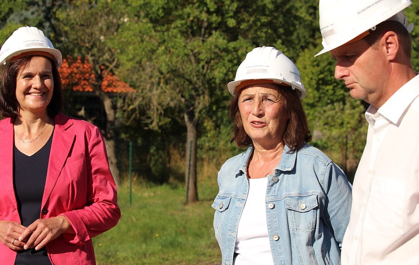 Bild: v.l.n.r. Landr&auml;tin Antje Hochwind-Schneider; Schulleiterin Frau Sch&ouml;nberg; B&uuml;rgermeister Knut Hoffmann