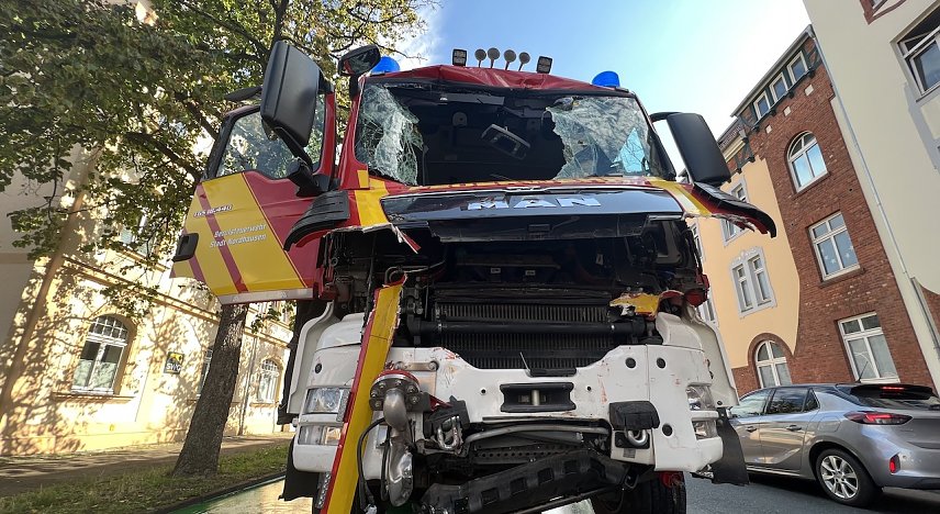 Bild: Zwei Feuerwehrfahrzeige fi&szlig;uhren aufeinander