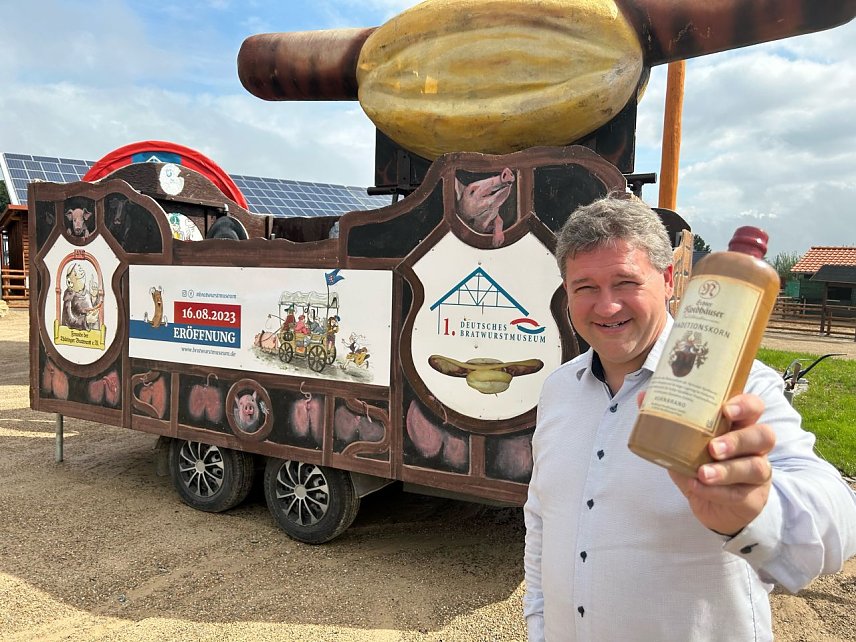 Bild: Thomas M&uuml;ller brachte zur Er&ouml;ffnung einen hochprozentigen Gru&szlig; aus Nordhausen mit