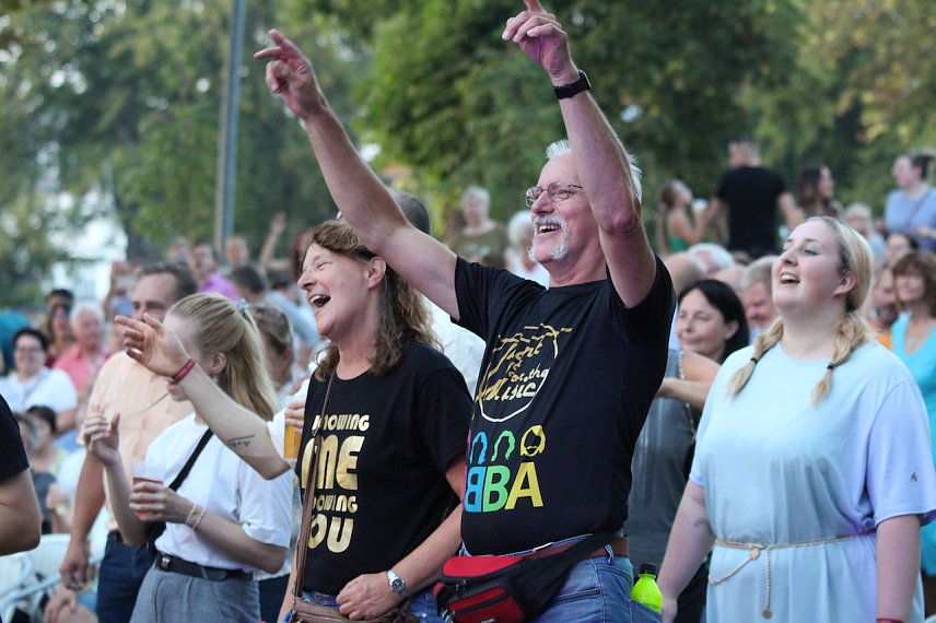 Bild: Begeisterte ABBA Fans tanzen und singen zu den Liedern der Cover Band "ABBA Dream Tribute" in Bad Langensalza