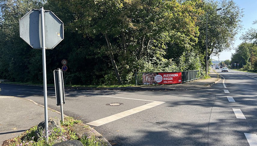 Bild: Hier an der Einfahrt zur Stra&szlig;e "An der Salza" w&uuml;nschen sich Eltern derzeit einen Hinweis auf die nahegelegene Grundschule