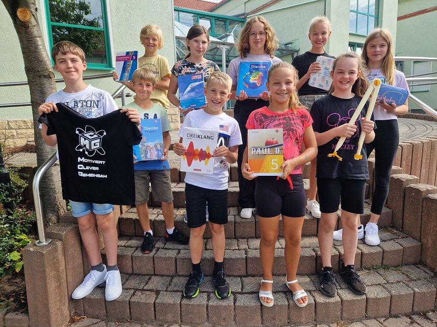 Bild: Die Sch&uuml;ler der Klasse 5.3 zu sehen. Sie freuen sich auf ihre neue Schule.   v.l. nach rechts: Bennit-Luca Monska, Elias Eckardt, Felix Rittmeier, Irma Kochzius, Hugo Klaus, Mia Rogenz, Katharina Mann, Sophie Frixel, Svea Wegerich und Pina Sofie Postel 