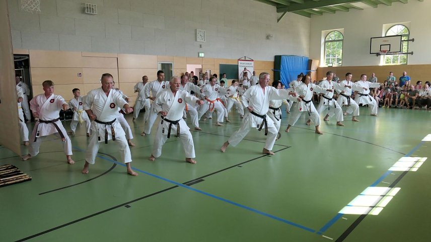 Bild: Auch die Karateka sind die Ferien vorbei